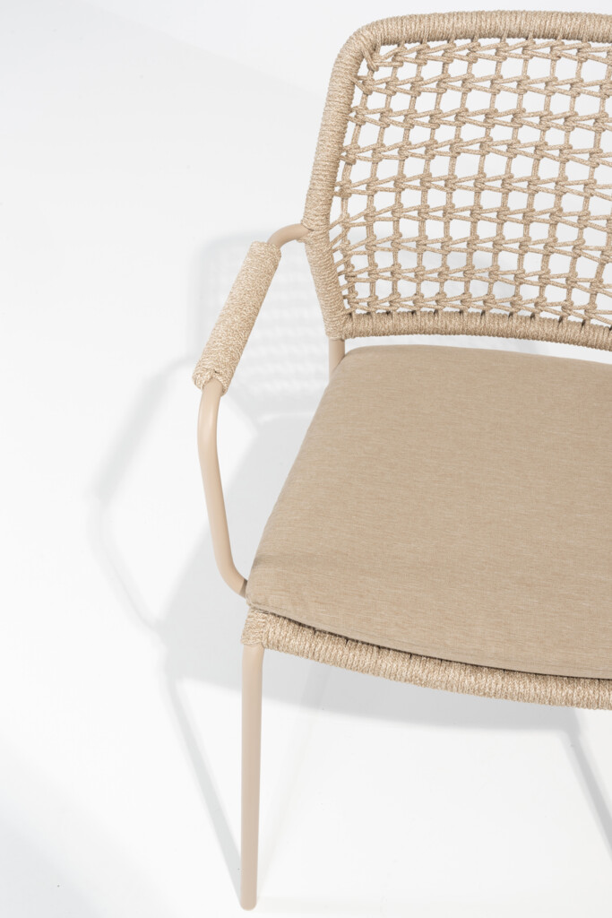 Manolo eettafel met stapelbare Barista stoelen
