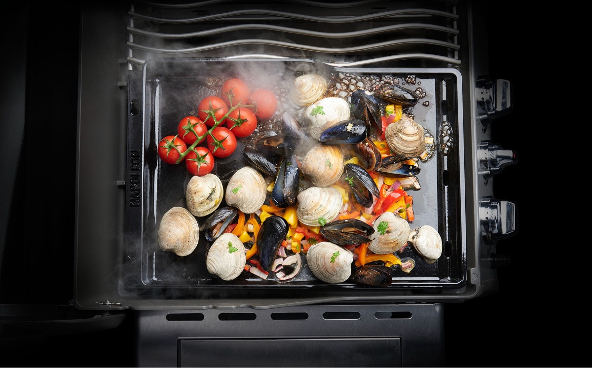 Plancha op een barbecue