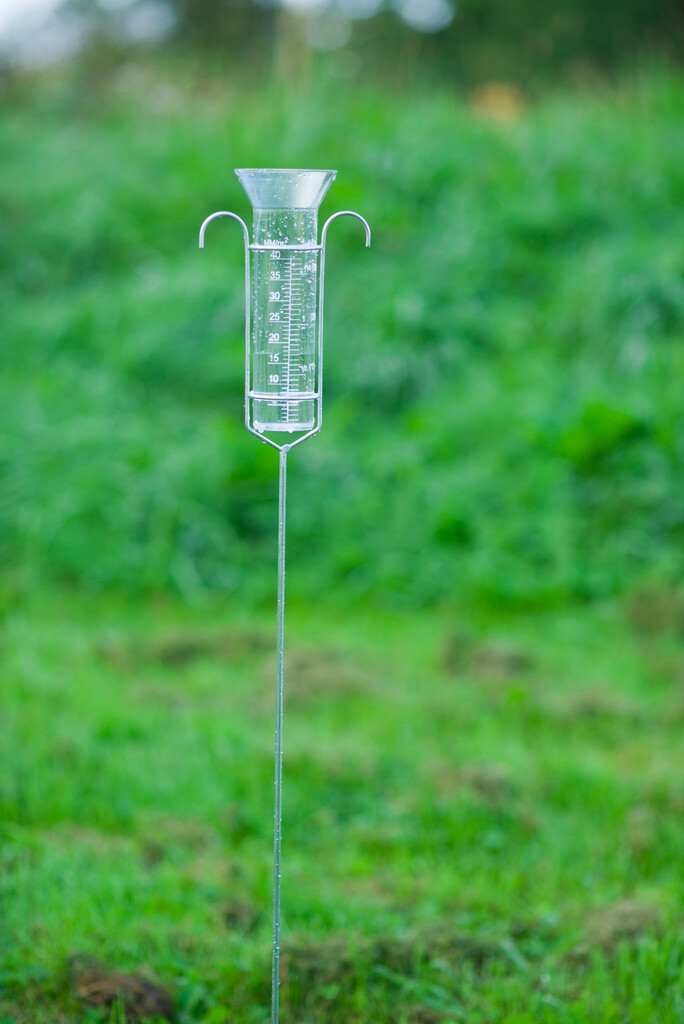 Pluviomètre avec base en acier