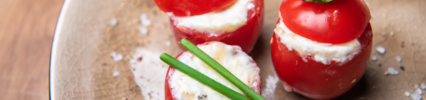 Petites tomates en grappe farcies