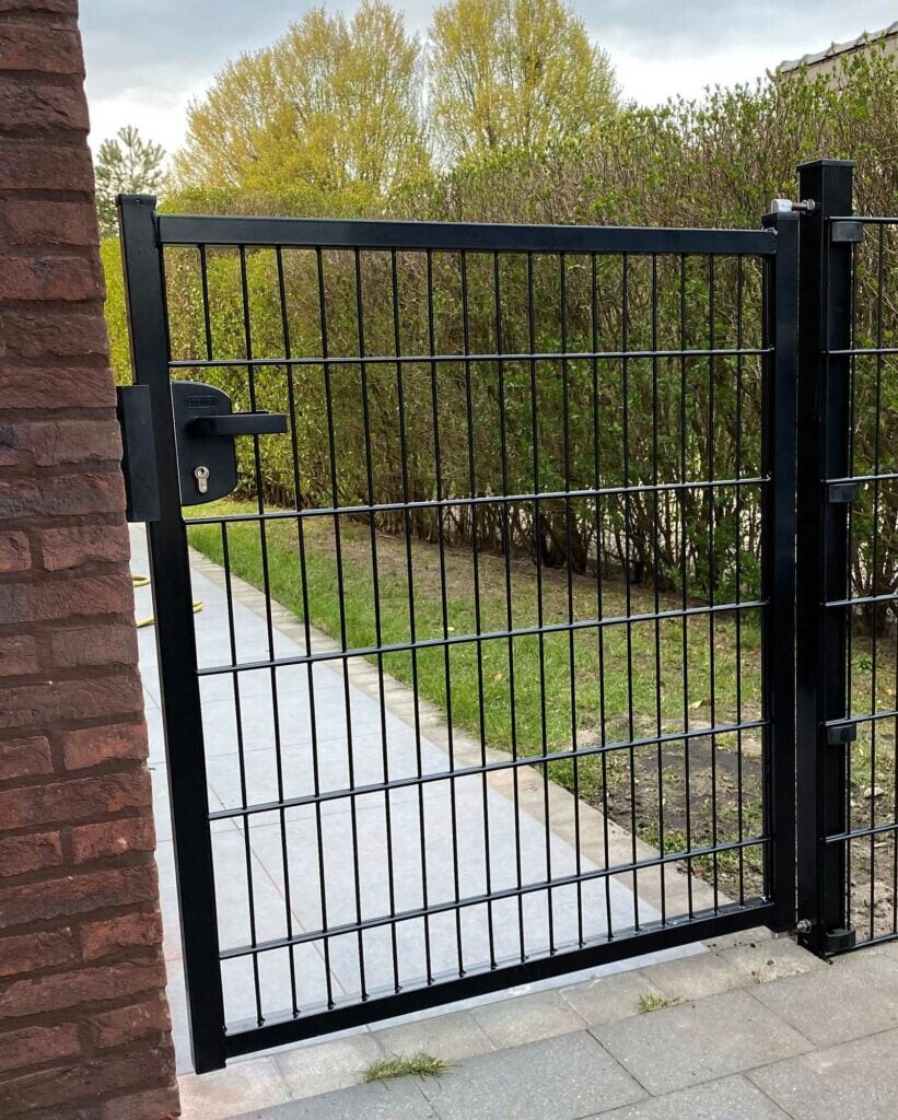 Portail battant simple 2D avec remplissage en treillis d'acier, 1,20 m de large x 1,60 m de haut, noir