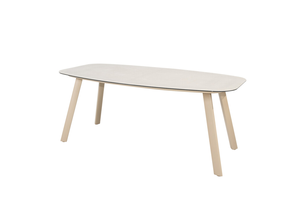 Manolo eettafel met stapelbare Barista stoelen