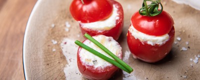 Petites tomates en grappe farcies